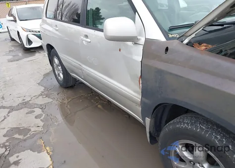 2004 Toyota Highlander V6 z USA, uszkodzony, nr VIN JTEDP21A840029148